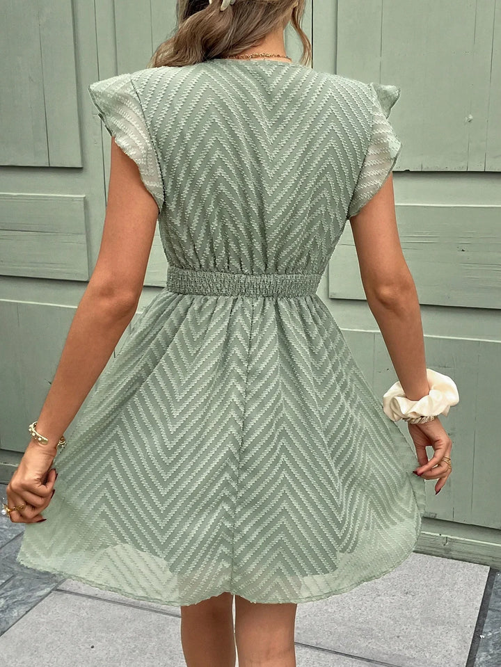 Sommerkleid mit V-Ausschnitt & Häkelkante – Luftiges Kurzarmkleid mit Taillenband