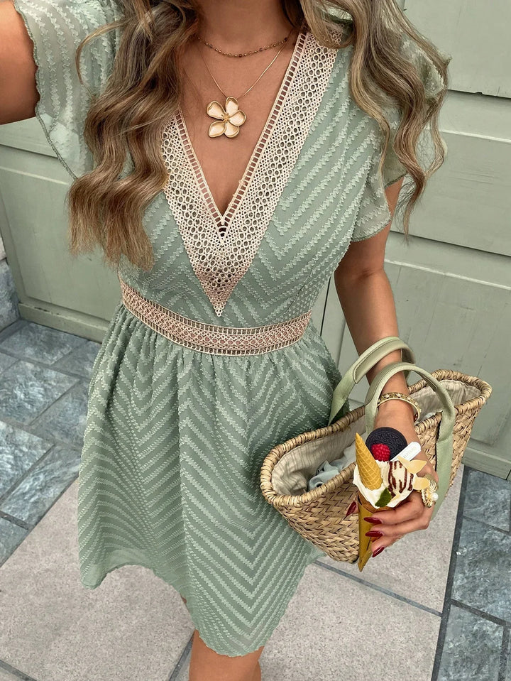 Sommerkleid mit V-Ausschnitt & Häkelkante – Luftiges Kurzarmkleid mit Taillenband