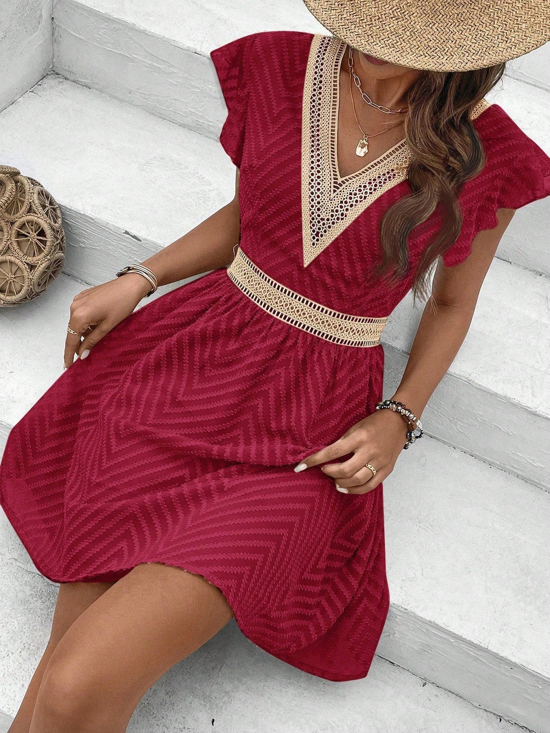 Sommerkleid mit V-Ausschnitt & Häkelkante – Luftiges Kurzarmkleid mit Taillenband