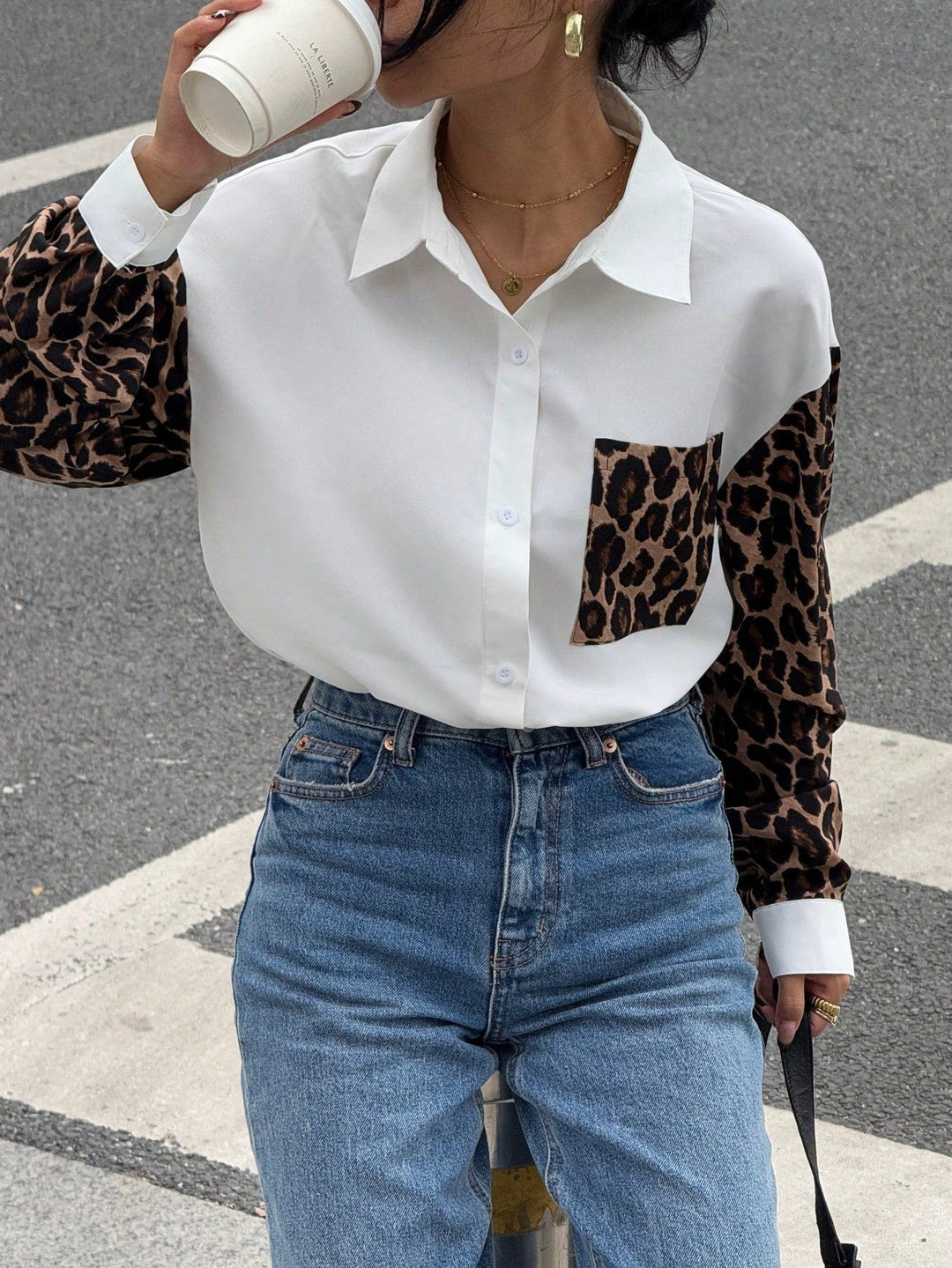Gestreifte Damenbluse mit Löwendetails – Auffällig, Lässig & Streetstyle-tauglich