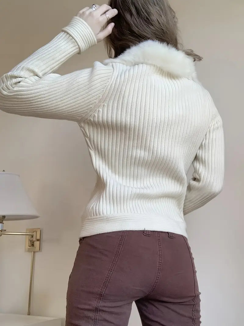 Aileen™ Taillierte Strickjacke mit Fellkragen