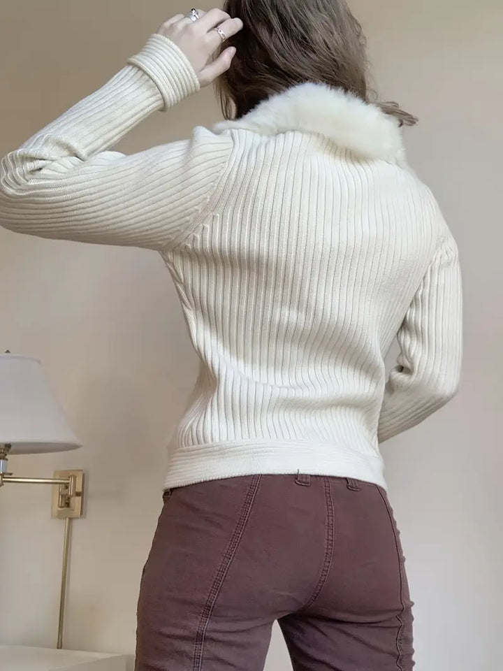Aileen™ Taillierte Strickjacke mit Fellkragen