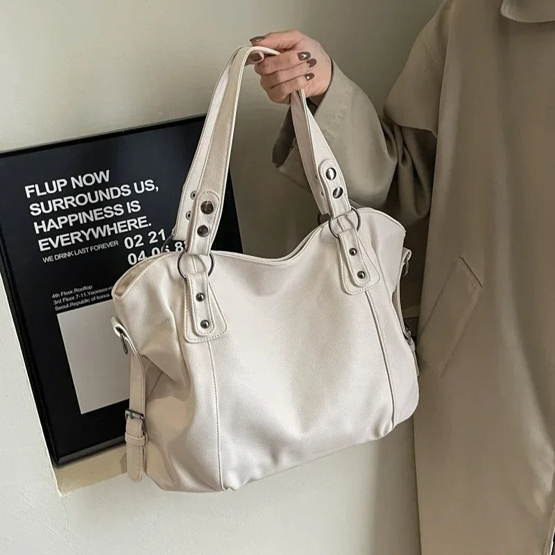 Eva | Geräumige schwarze Ledertasche für Damen mit Nieten, Schultertasche