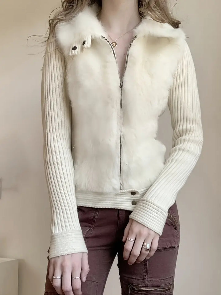 Aileen™ Taillierte Strickjacke mit Fellkragen