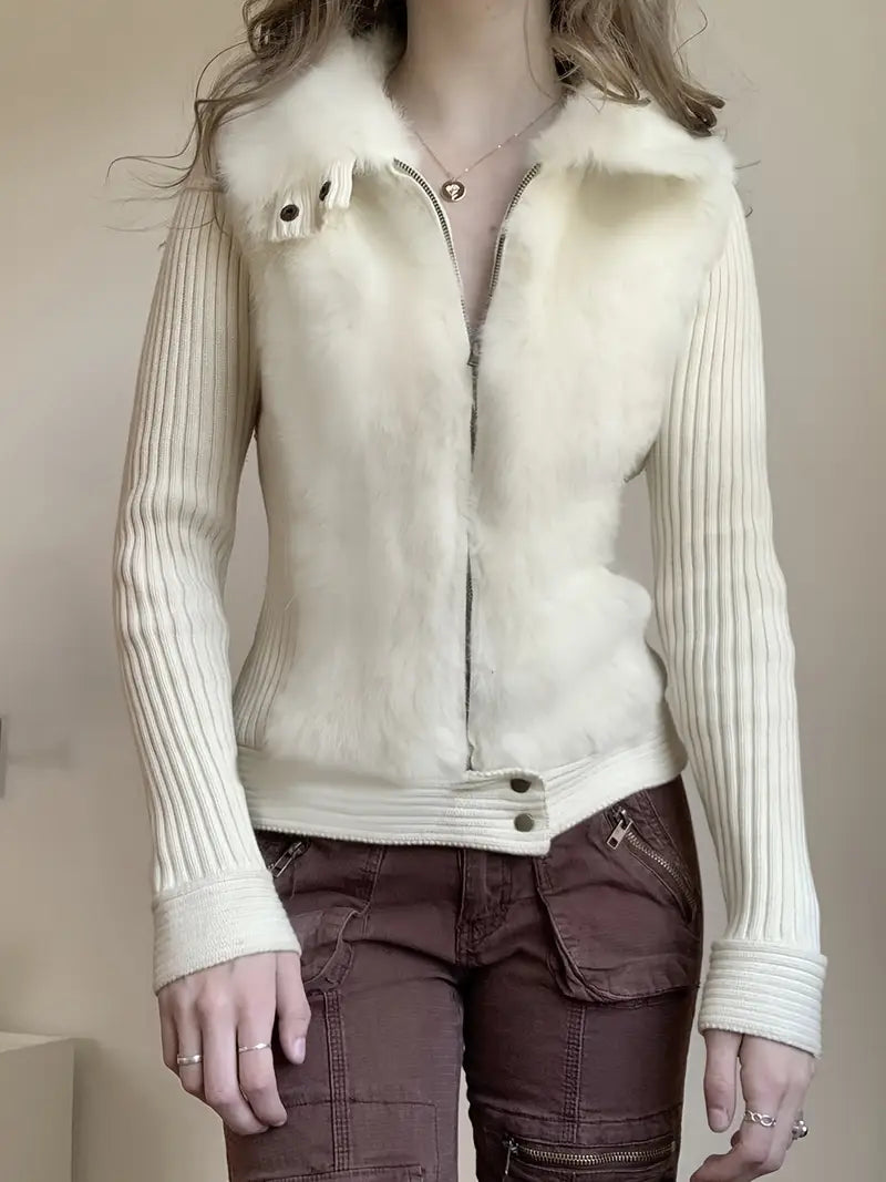 Aileen™ Taillierte Strickjacke mit Fellkragen