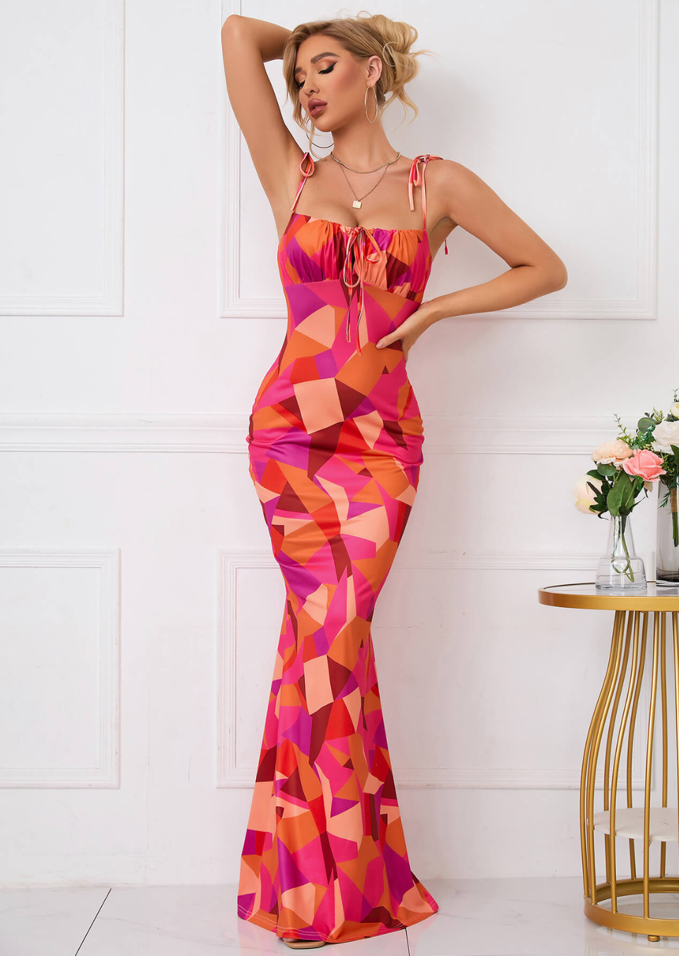 Figuuraccentuerende Maxikleed met Bloemenpatroon en Strikdetails – vrouwelijke zomerdroom