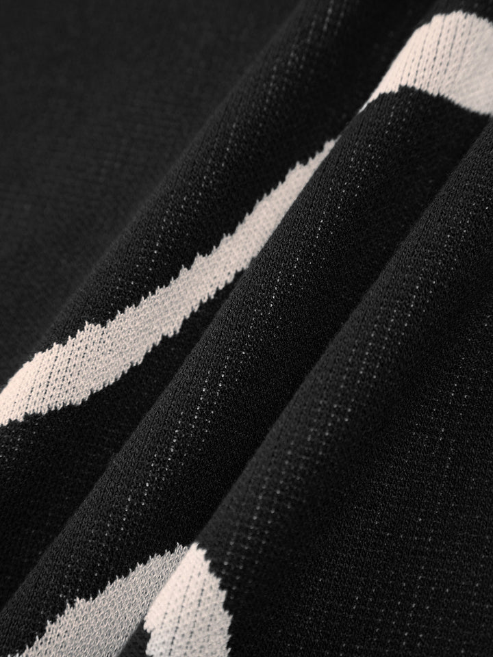 Maisie | Figuuraccentuerende midijurk met abstract patroon en delicate spaghettibandjes