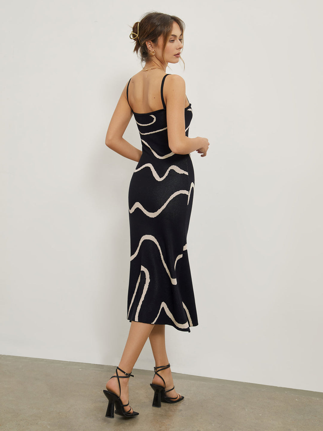 Maisie | Figuuraccentuerende midijurk met abstract patroon en delicate spaghettibandjes