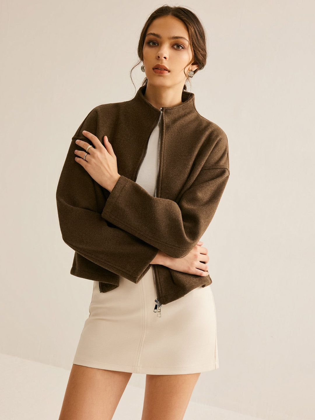 Lia | Kurze braune Jacke mit Stehkragen – Minimalistisch und elegant