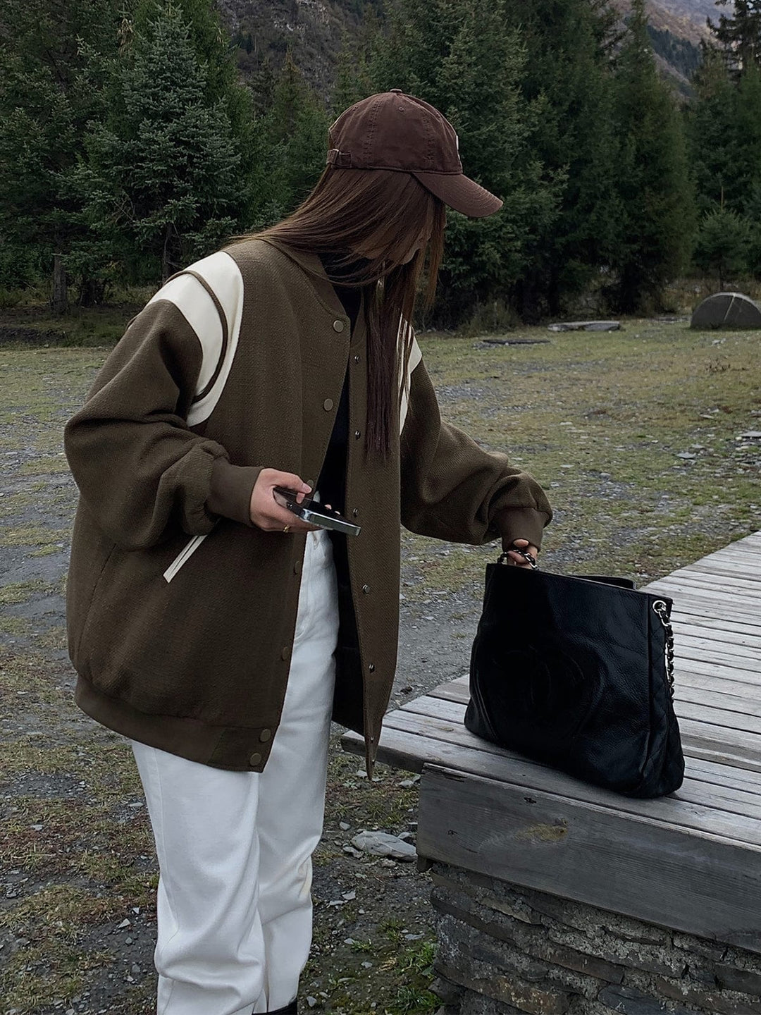 Molly | Lässige Varsity-Jacke im Retro-Stil mit gestreiften Ärmeldetails und Rippbündchen