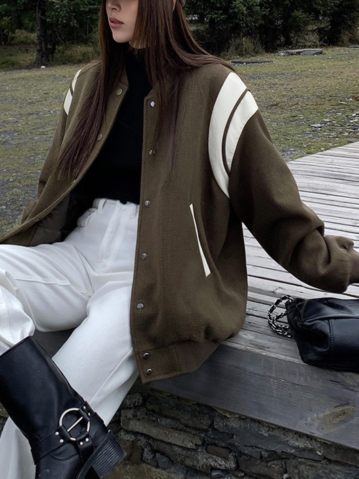 Molly | Lässige Varsity-Jacke im Retro-Stil mit gestreiften Ärmeldetails und Rippbündchen