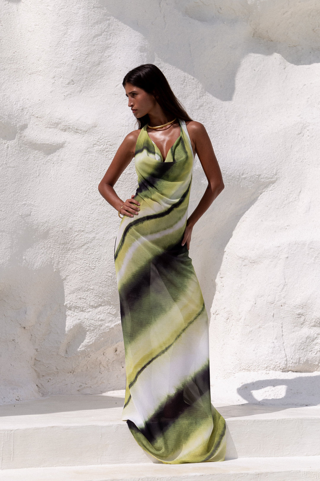 Langes Neckholderkleid mit V-Ausschnitt für den Sommer