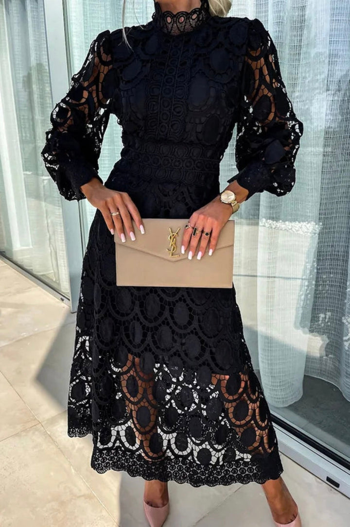 Elegantes Spitzenkleid mit hohem Kragen und transparenten Details