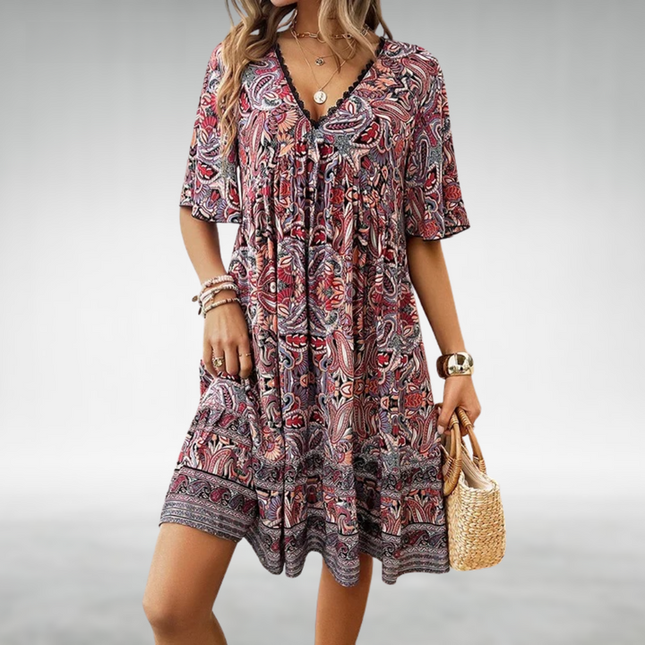 Korte jurk in Boho-stijl met V-hals en etnisch patroon