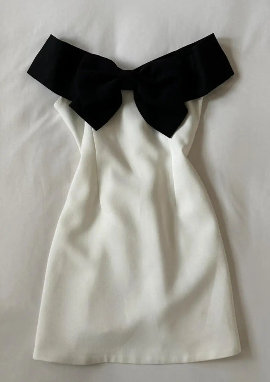 Eloise | Witte Minidress met Zwarte Strik & Carmen-Uitsnijding