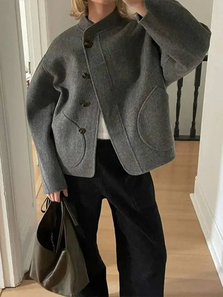 Courtney | Oversized Wolljacke mit asymmetrischem Knopfverschluss und großen Taschen