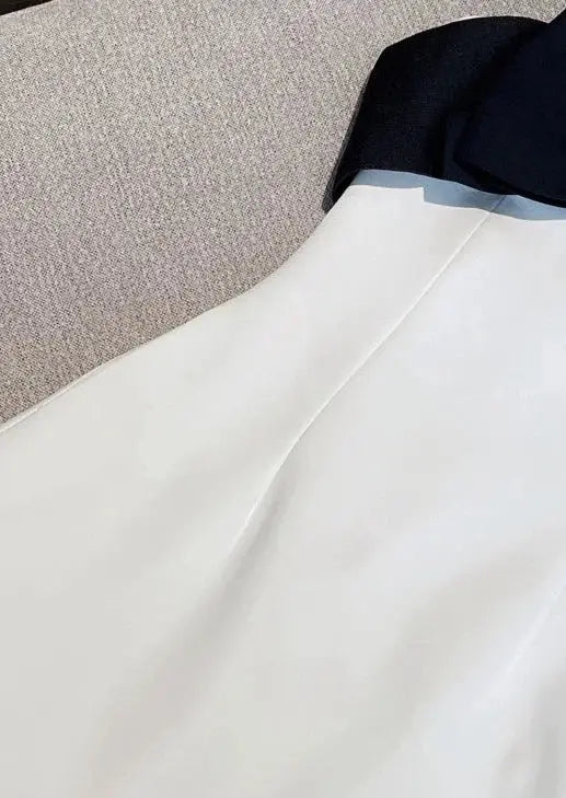 Eloise | Witte Minikleed met Zwarte Strik & Carmen-Uitsnede