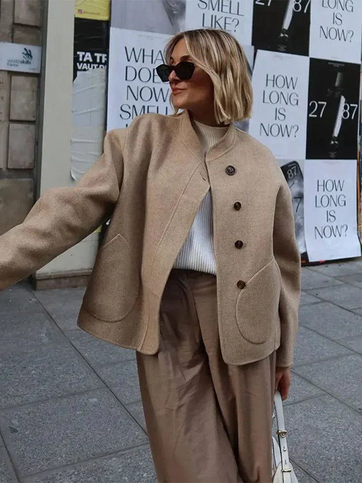 Courtney | Oversized Wolljacke mit asymmetrischem Knopfverschluss und großen Taschen