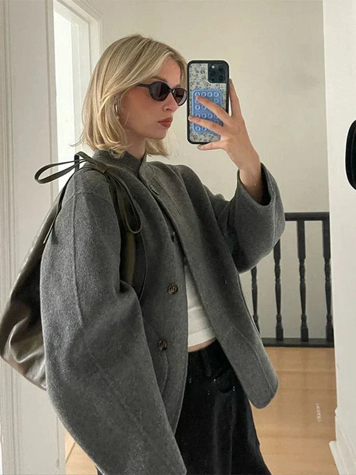Courtney | Oversized Wolljacke mit asymmetrischem Knopfverschluss und großen Taschen