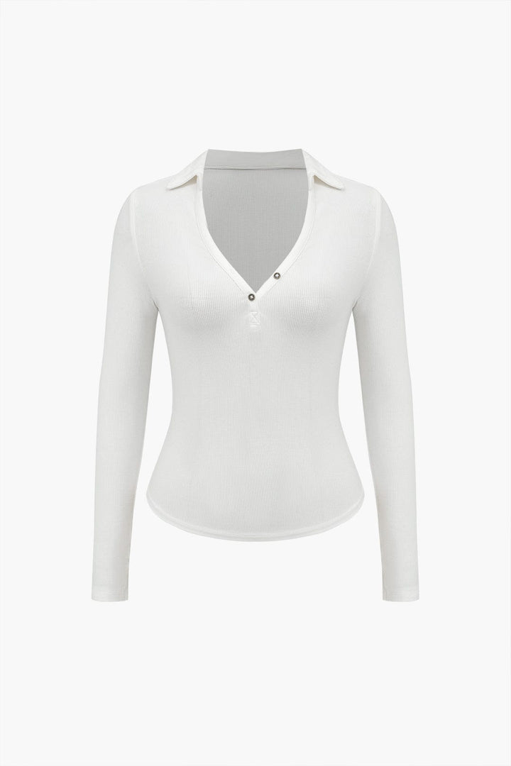 Dominique | Figurbetont Poloshirt met diepe V-hals en elegante knoopdetails