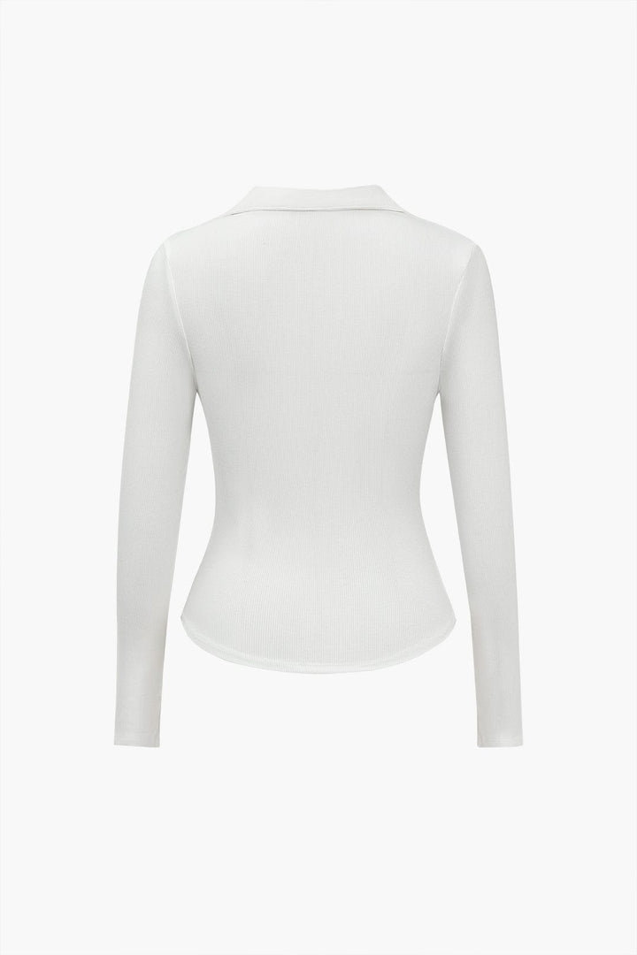 Dominique | Figurbetont Poloshirt met diepe V-hals en elegante knoopdetails