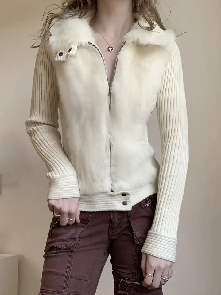 Aileen™ Taillierte Strickjacke mit Fellkragen