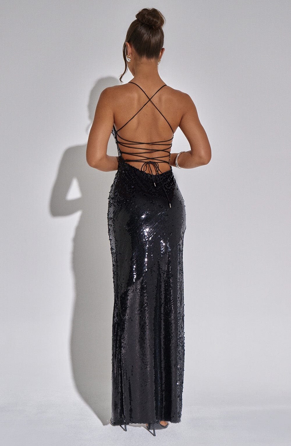 Dyonne | Schwarzes Pailletten-Kleid mit Beinschlitz & Spaghettiträgern