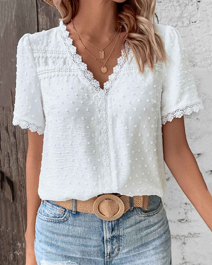 Dames Boho V-Hals Blouse met Zwitserse Stippen en Kantdetails - White