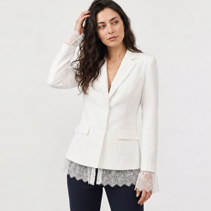 Dames Getailleerde Blazer met Kanten Zoom en Manchetten - Wit