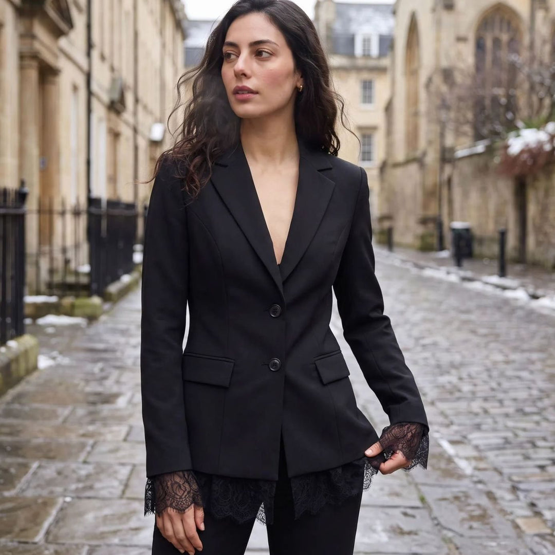 Dames Getailleerde Blazer met Kanten Zoom en Manchetten