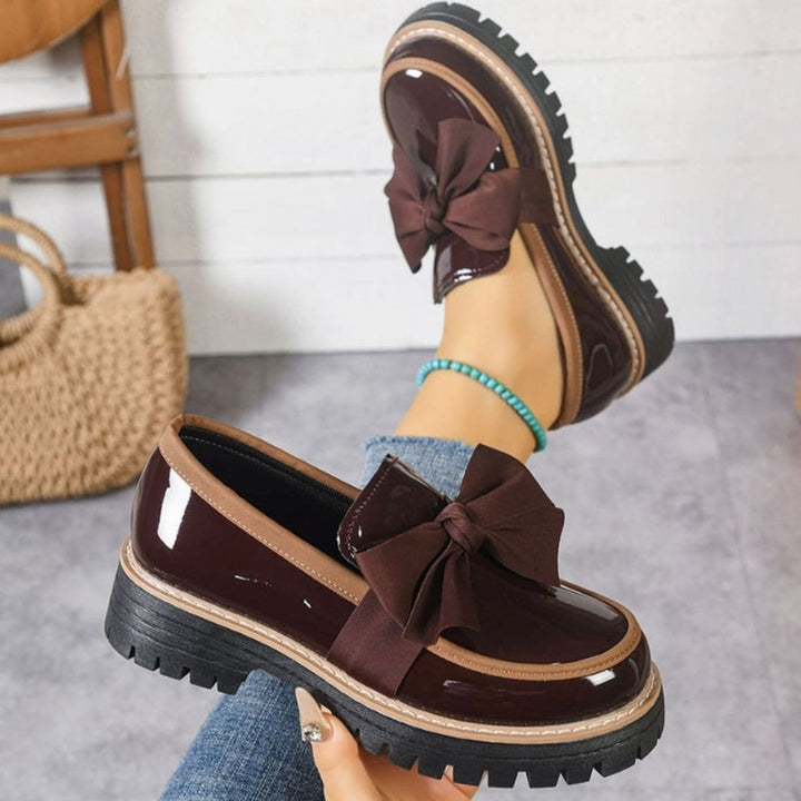 Dames Glanzende Instapper Loafers Strikdetail Platte Zool - Bruin