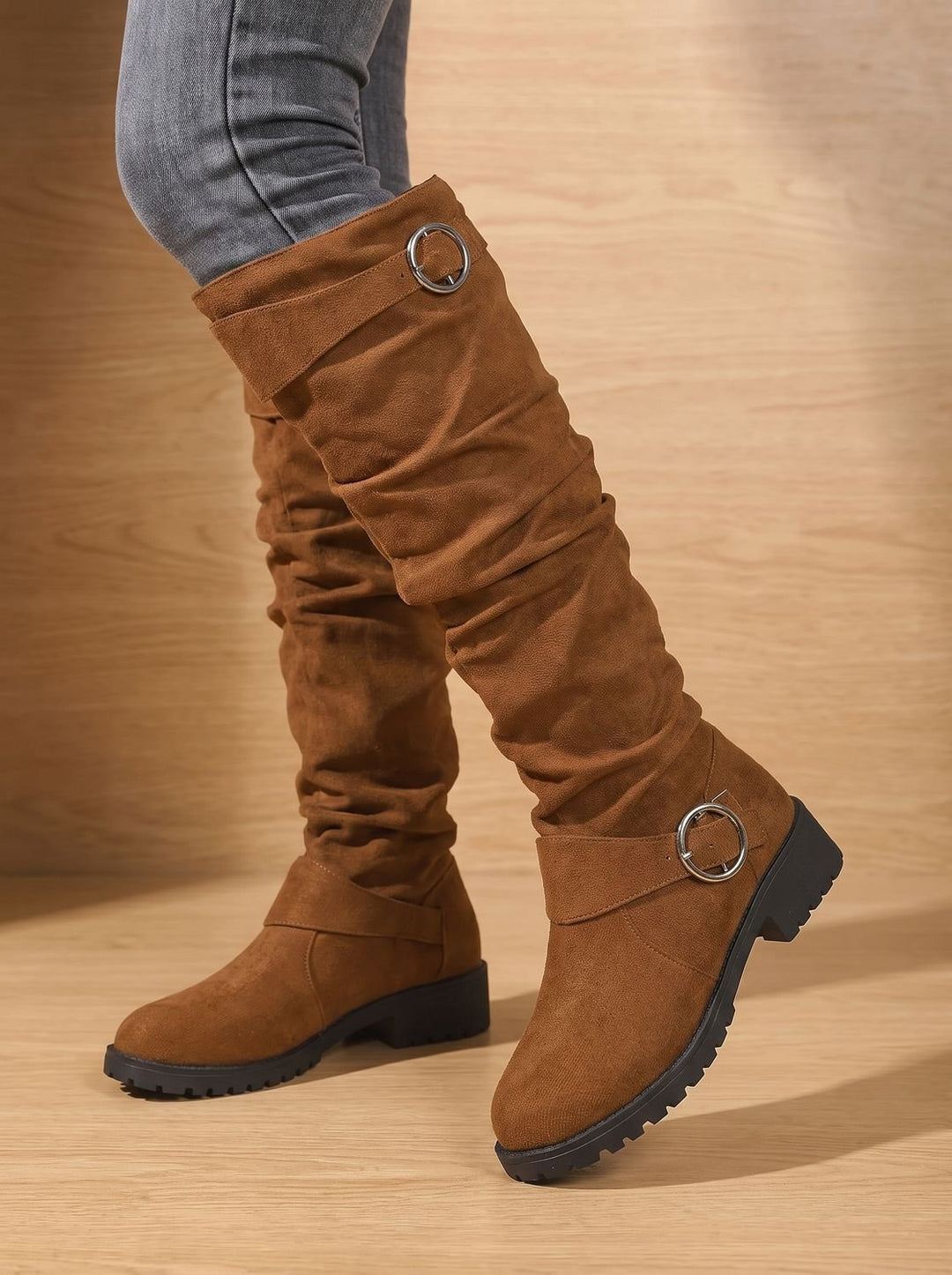 Dames Kniehoge Laarzen Geplooide Suède Look Buckle Detail - Lichtbruin