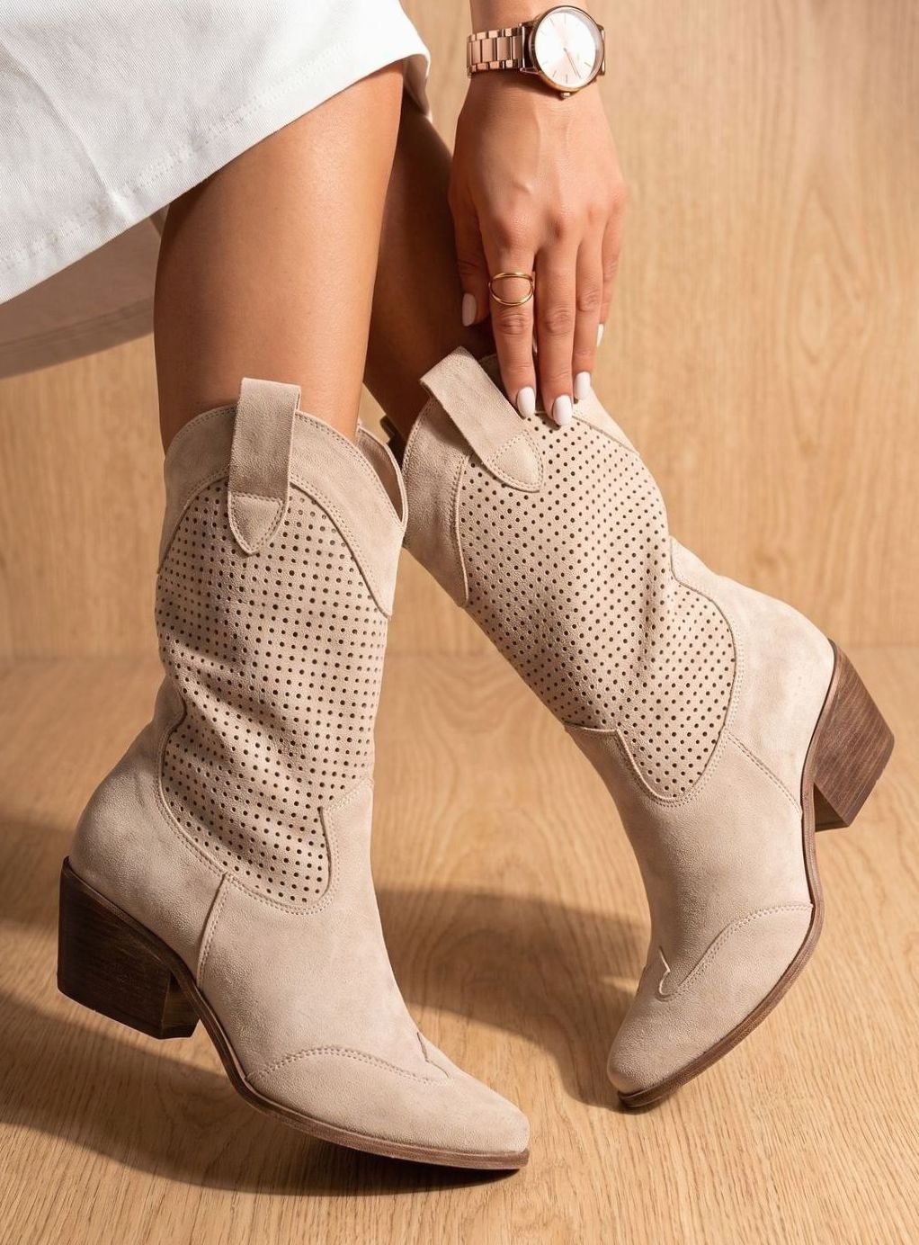 Dames Orthopedische Western Perforeerde Suède Kuitlaarzen met Blokhak - Beige