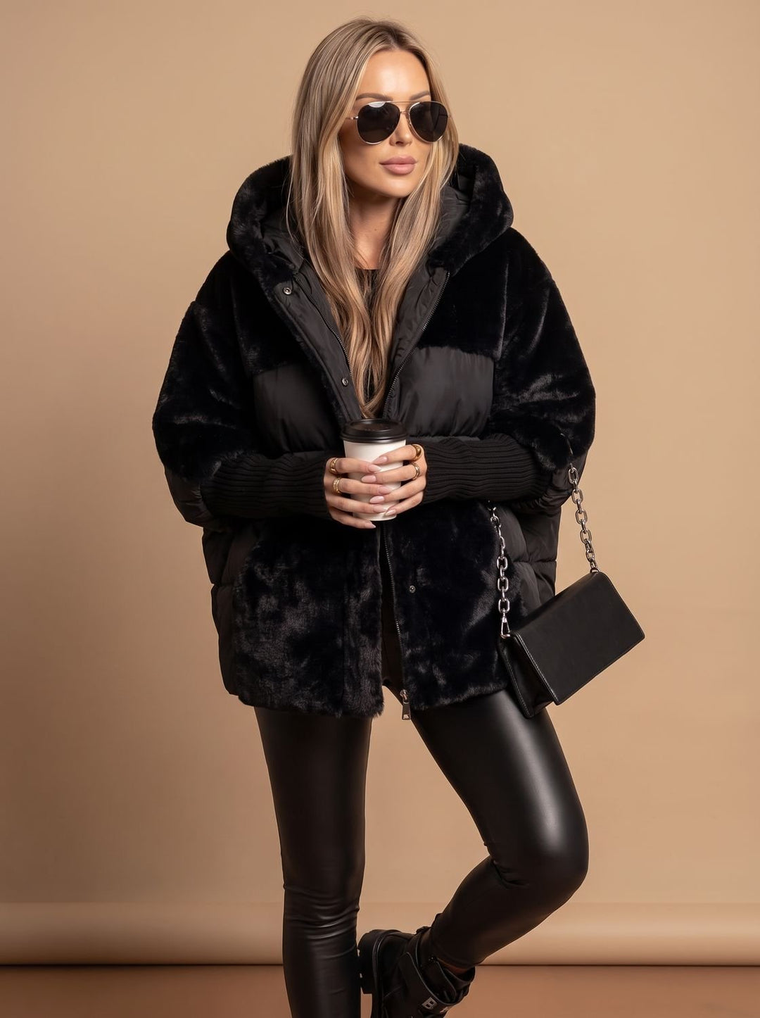 Dames Oversized Gewatteerde Imitatiebont Damesjas met Capuchon - Zwart