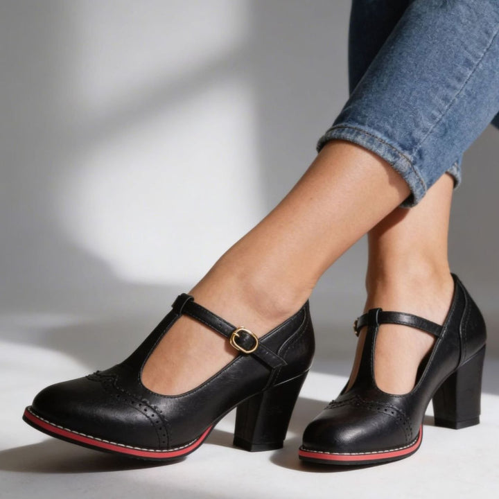 Dames Retro Brogue T-Bar Pumps met Blokhak en Gouden Gesp
