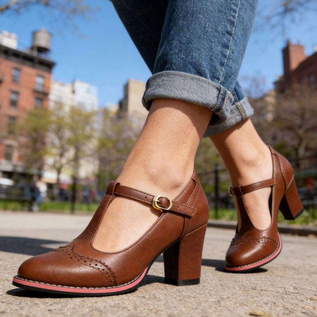Dames Retro Brogue T-Bar Pumps met Blokhak en Gouden Gesp