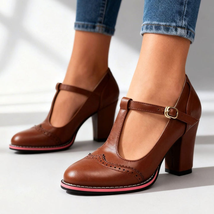 Dames Retro Brogue T-bar Pumps met Blokhak en Gouden Gesp, Black - Bruin