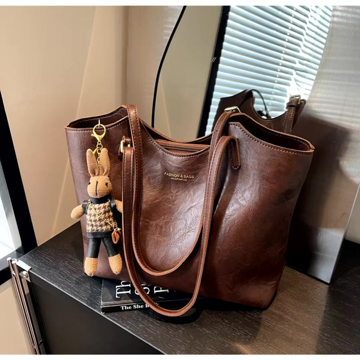 Dames Ruime Zachte Veganistisch Leren Tote Bag met Pluche Hangertje
