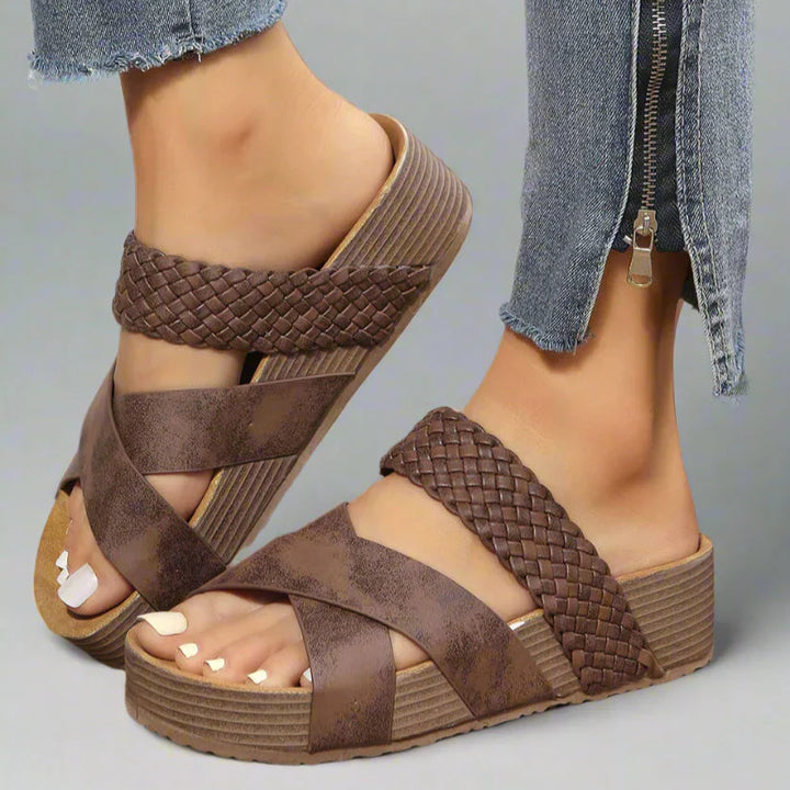 Isla | Damen Geflochtene Kreuzriemen Keilabsatz Sandalen